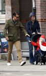 Amsterdam 13 mei 2017  
Suze Mens met haar man Emiel de SÃ©vrÃ¨n Jacquet en  hun kind aan het wandelen