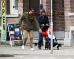 Amsterdam 13 mei 2017  
Suze Mens met haar man Emiel de SÃ©vrÃ¨n Jacquet en  hun kind aan het wandelen