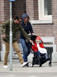 Amsterdam 13 mei 2017  
Suze Mens met haar man Emiel de SÃ©vrÃ¨n Jacquet en  hun kind aan het wandelen