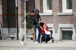 Amsterdam 13 mei 2017  
Suze Mens met haar man Emiel de SÃ©vrÃ¨n Jacquet en  hun kind aan het wandelen