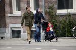 Amsterdam 13 mei 2017  
Suze Mens met haar man Emiel de SÃ©vrÃ¨n Jacquet en  hun kind aan het wandelen