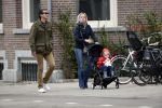 Amsterdam 13 mei 2017  
Suze Mens met haar man Emiel de SÃ©vrÃ¨n Jacquet en  hun kind aan het wandelen