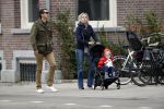 Amsterdam 13 mei 2017  
Suze Mens met haar man Emiel de SÃ©vrÃ¨n Jacquet en  hun kind aan het wandelen