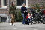 Amsterdam 13 mei 2017  
Suze Mens met haar man Emiel de SÃ©vrÃ¨n Jacquet en  hun kind aan het wandelen