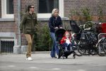 Amsterdam 13 mei 2017  
Suze Mens met haar man Emiel de SÃ©vrÃ¨n Jacquet en  hun kind aan het wandelen