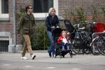 Amsterdam 13 mei 2017  
Suze Mens met haar man Emiel de SÃ©vrÃ¨n Jacquet en  hun kind aan het wandelen
