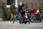 Amsterdam 13 mei 2017  
Suze Mens met haar man Emiel de SÃ©vrÃ¨n Jacquet en  hun kind aan het wandelen