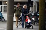 Amsterdam 13 mei 2017  
Suze Mens met haar man Emiel de SÃ©vrÃ¨n Jacquet en  hun kind aan het wandelen