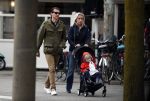 Amsterdam 13 mei 2017  
Suze Mens met haar man Emiel de SÃ©vrÃ¨n Jacquet en  hun kind aan het wandelen