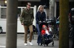 Amsterdam 13 mei 2017  
Suze Mens met haar man Emiel de SÃ©vrÃ¨n Jacquet en  hun kind aan het wandelen