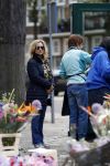 Amsterdam 12 mei 2017  
Tatjana koopt bloemen op de beethovenstraat