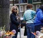 Amsterdam 12 mei 2017  
Tatjana koopt bloemen op de beethovenstraat
