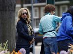 Amsterdam 12 mei 2017  
Tatjana koopt bloemen op de beethovenstraat