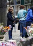 Amsterdam 12 mei 2017  
Tatjana koopt bloemen op de beethovenstraat