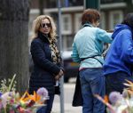 Amsterdam 12 mei 2017  
Tatjana koopt bloemen op de beethovenstraat