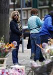 Amsterdam 12 mei 2017  
Tatjana koopt bloemen op de beethovenstraat