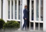 Amsterdam Uitdam 23 april 2017
Thijs Romer en zijn vriendin Igone de Jongh ( en haar zoontje) gaan naar het huis van Katja Schuurman om de verjaardag van Semmie te vieren