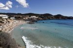 ibiza Cala tarida 1 mei 2017
Wesley Sneijder gaat een club / restaurant openen op het strand van Cala Tarida. Er wordt momenteel verbouwd. Het is hemelsbreed ongeveer 500 meter bij zijn huis / villa vandaan.