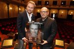 Amsterdam 15 mei 2017
Wesly Bronkhorst 15 jaar artiest in het concertgebouw. Jaap v Zweeden reikt eerste cd uit