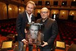 Amsterdam 15 mei 2017
Wesly Bronkhorst 15 jaar artiest in het concertgebouw. Jaap v Zweeden reikt eerste cd uit