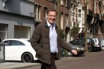 Amsterdam 14 april 2018
Albert Verlinde wandelend op straat in Amsterdam zuid