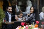 Amsterdam 22 april 2018
Amanda Balk met haar verloofde Stavros en dochter op terras.