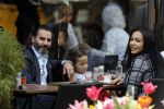 Amsterdam 22 april 2018
Amanda Balk met haar verloofde Stavros en dochter op terras.