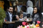 Amsterdam 22 april 2018
Amanda Balk met haar verloofde Stavros en dochter op terras.