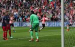Eindhoven, 15 April 2018
PSV-AJAX, eindstand 3-0 en Landskampioen Seizoen 2017-2018
Andre Onana maakt ruzie Max Wober en Lasse Schone na een tegendoelpunt