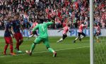 Eindhoven, 15 April 2018
PSV-AJAX, eindstand 3-0 en Landskampioen Seizoen 2017-2018
Andre Onana maakt ruzie Max Wober en Lasse Schone na een tegendoelpunt