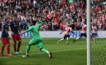 Eindhoven, 15 April 2018
PSV-AJAX, eindstand 3-0 en Landskampioen Seizoen 2017-2018
Andre Onana maakt ruzie Max Wober en Lasse Schone na een tegendoelpunt