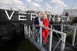 Amsterdam 25 april 2018
Boekpresentatie Erik de Zwart op het oude veronica schip. Erik rijkt het eerste boek uit aan Angela Groothuizen