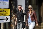 Amsterdam 11 april 2018
Barry en Sandra Hay op de pc Hooftstraat. Sandra steekt middelvinger op
