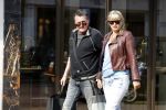 Amsterdam 11 april 2018
Barry en Sandra Hay op de pc Hooftstraat. Sandra steekt middelvinger op