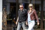 Amsterdam 11 april 2018
Barry en Sandra Hay op de pc Hooftstraat. Sandra steekt middelvinger op