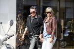 Amsterdam 11 april 2018
Barry en Sandra Hay op de pc Hooftstraat. Sandra steekt middelvinger op
