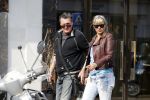 Amsterdam 11 april 2018
Barry en Sandra Hay op de pc Hooftstraat. Sandra steekt middelvinger op