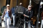 Amsterdam 11 april 2018
Barry en Sandra Hay op de pc Hooftstraat. Sandra steekt middelvinger op