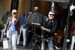 Amsterdam 11 april 2018
Barry en Sandra Hay op de pc Hooftstraat. Sandra steekt middelvinger op