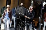 Amsterdam 11 april 2018
Barry en Sandra Hay op de pc Hooftstraat. Sandra steekt middelvinger op