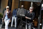 Amsterdam 11 april 2018
Barry en Sandra Hay op de pc Hooftstraat. Sandra steekt middelvinger op