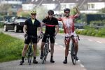 Breukelen 22 april 2018
Willem Slager Marco Achmad en Bas Smit in wielerkleding langs de vecht