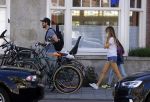 Amsterdam 5 mei 2018
Beertje v Beers met man en dochter op straat in Amsterdam zuid.