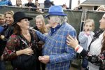 Hummelo 10 mei 2018
Onthulling standbeeld rockgroep Normaal met de bandleden Bennie Jolink, Ferdi Joly, Willem Terhorst en de partner van het overleden lid Jan Manschot . Bennie  met partner Ellie, 3 kinderen, 9 kleinkinderen en zijn schoonzoon
