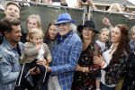 Hummelo 10 mei 2018
Onthulling standbeeld rockgroep Normaal met de bandleden Bennie Jolink, Ferdi Joly, Willem Terhorst en de partner van het overleden lid Jan Manschot . Bennie  met partner Ellie, 3 kinderen, 9 kleinkinderen en zijn schoonzoon