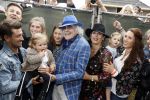 Hummelo 10 mei 2018
Onthulling standbeeld rockgroep Normaal met de bandleden Bennie Jolink, Ferdi Joly, Willem Terhorst en de partner van het overleden lid Jan Manschot . Bennie  met partner Ellie, 3 kinderen, 9 kleinkinderen en zijn schoonzoon