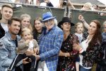 Hummelo 10 mei 2018
Onthulling standbeeld rockgroep Normaal met de bandleden Bennie Jolink, Ferdi Joly, Willem Terhorst en de partner van het overleden lid Jan Manschot . Bennie  met partner Ellie, 3 kinderen, 9 kleinkinderen en zijn schoonzoon