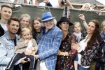 Hummelo 10 mei 2018
Onthulling standbeeld rockgroep Normaal met de bandleden Bennie Jolink, Ferdi Joly, Willem Terhorst en de partner van het overleden lid Jan Manschot . Bennie  met partner Ellie, 3 kinderen, 9 kleinkinderen en zijn schoonzoon