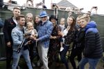 Hummelo 10 mei 2018
Onthulling standbeeld rockgroep Normaal met de bandleden Bennie Jolink, Ferdi Joly, Willem Terhorst en de partner van het overleden lid Jan Manschot . Bennie  met partner Ellie, 3 kinderen, 9 kleinkinderen en zijn schoonzoon