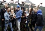 Hummelo 10 mei 2018
Onthulling standbeeld rockgroep Normaal met de bandleden Bennie Jolink, Ferdi Joly, Willem Terhorst en de partner van het overleden lid Jan Manschot . Bennie  met partner Ellie, 3 kinderen, 9 kleinkinderen en zijn schoonzoon